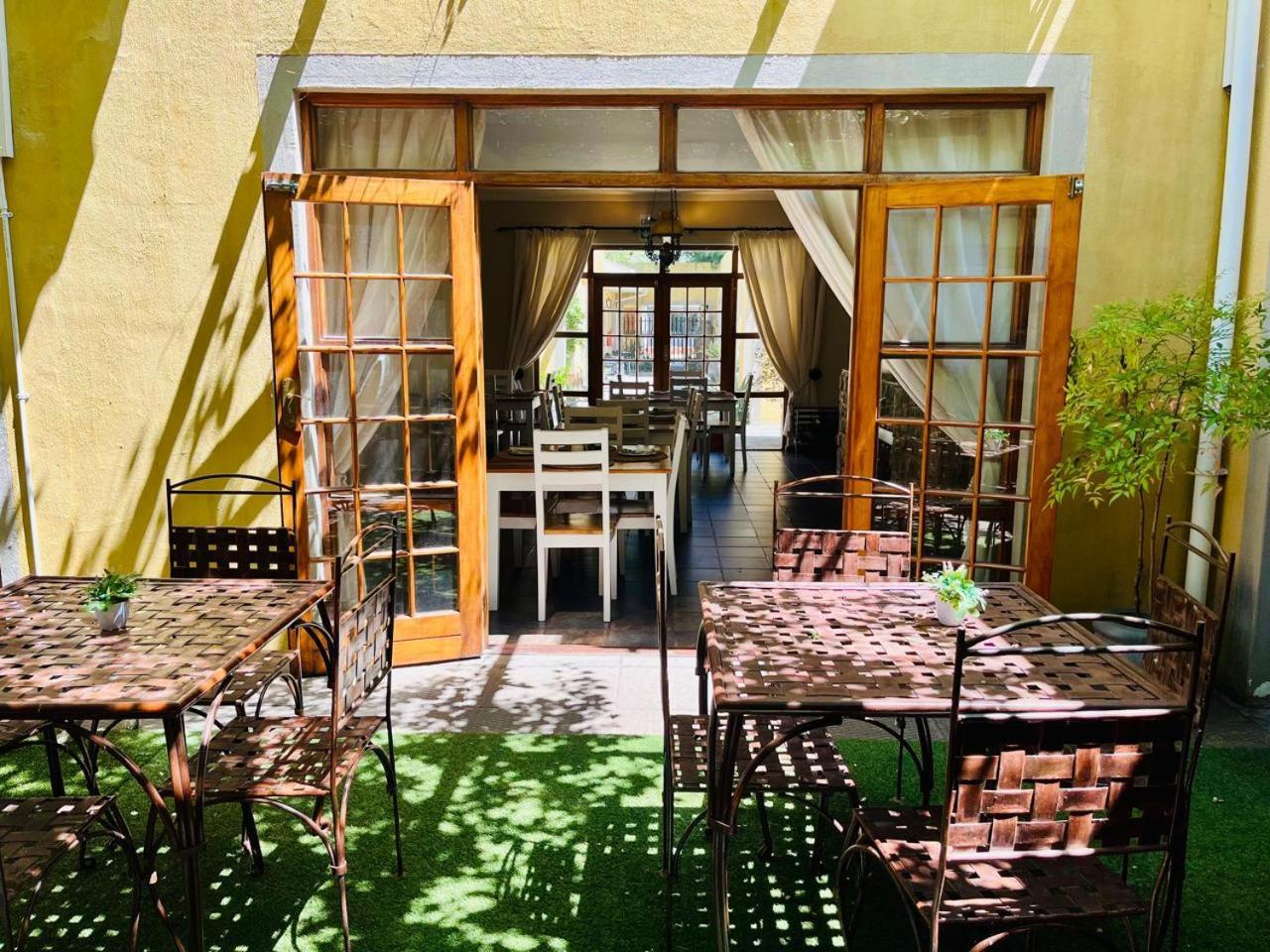 17 On Bird Guest House Бофорт-Уэст Экстерьер фото