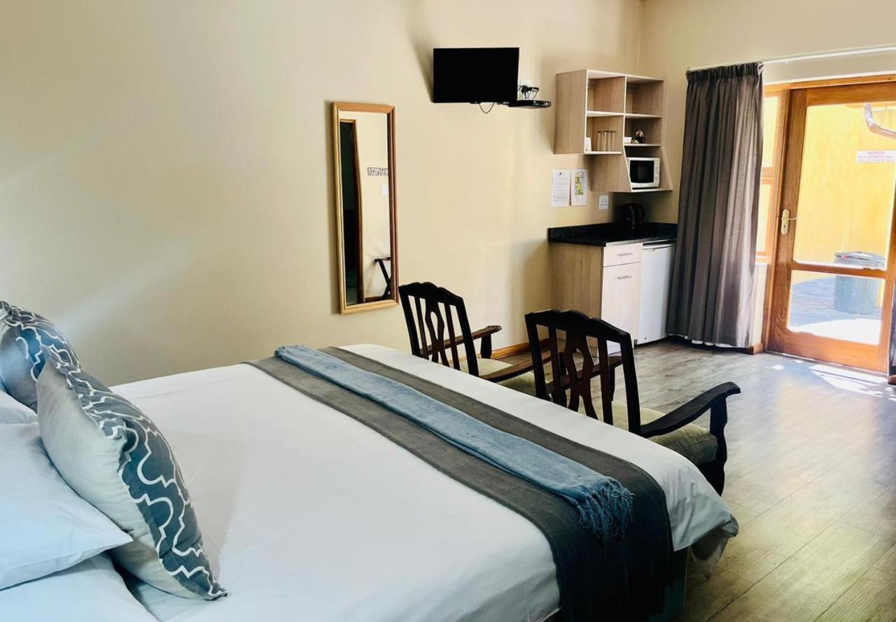 17 On Bird Guest House Бофорт-Уэст Экстерьер фото
