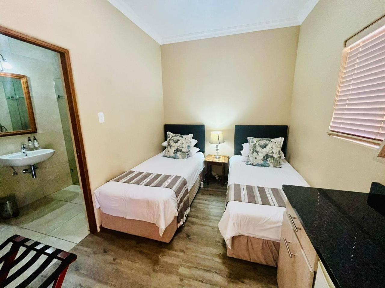 17 On Bird Guest House Бофорт-Уэст Экстерьер фото