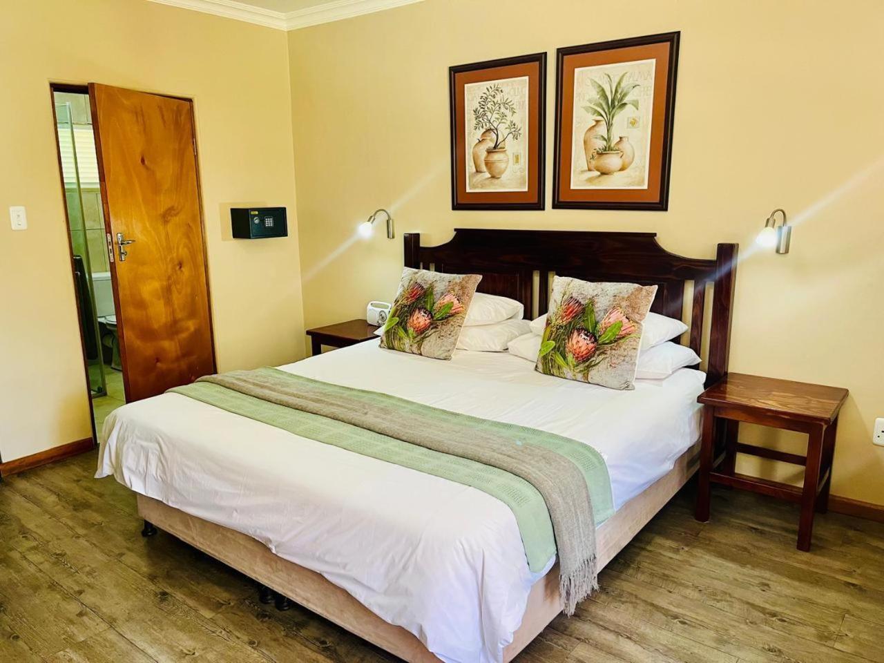 17 On Bird Guest House Бофорт-Уэст Экстерьер фото