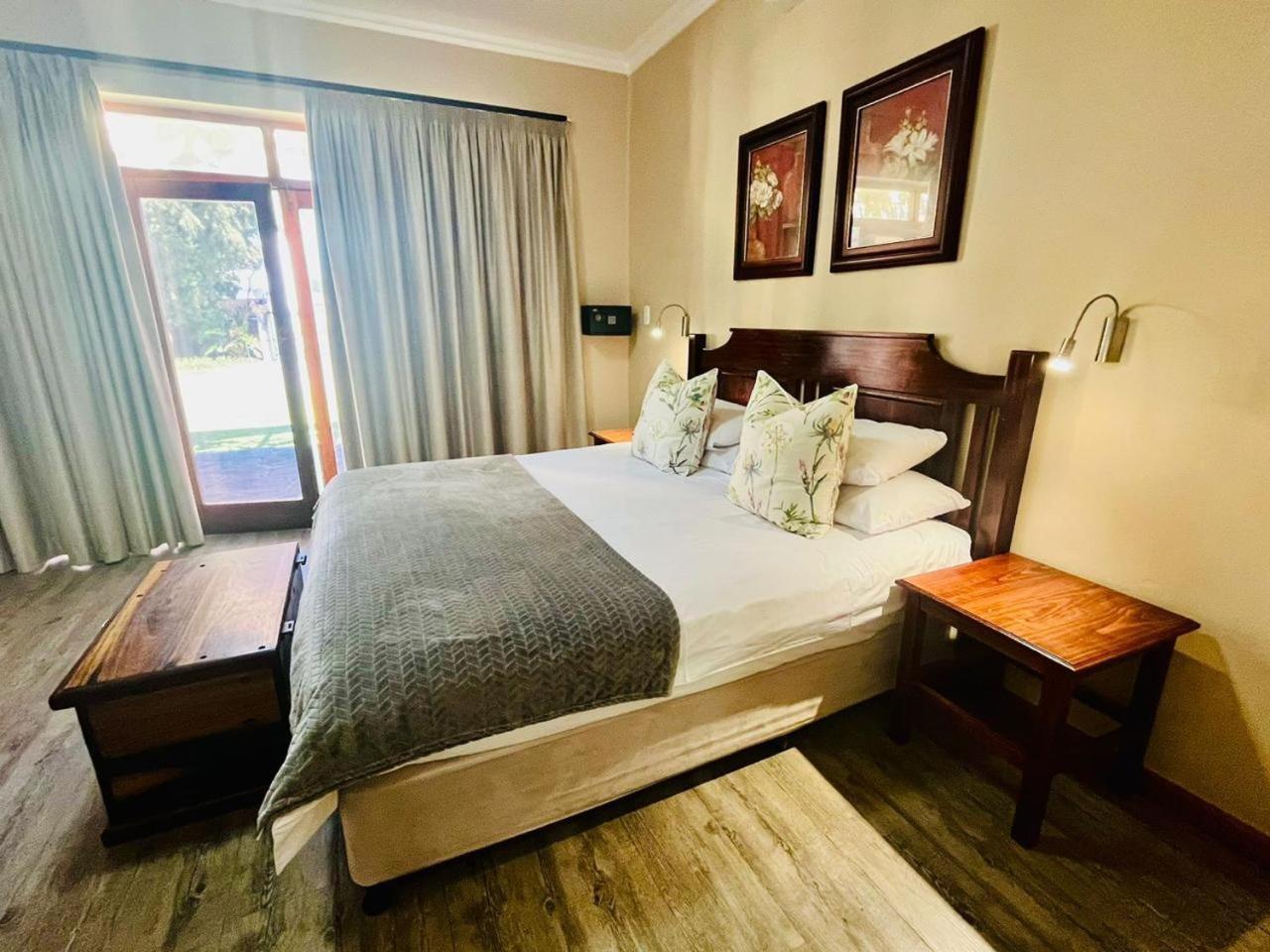 17 On Bird Guest House Бофорт-Уэст Экстерьер фото