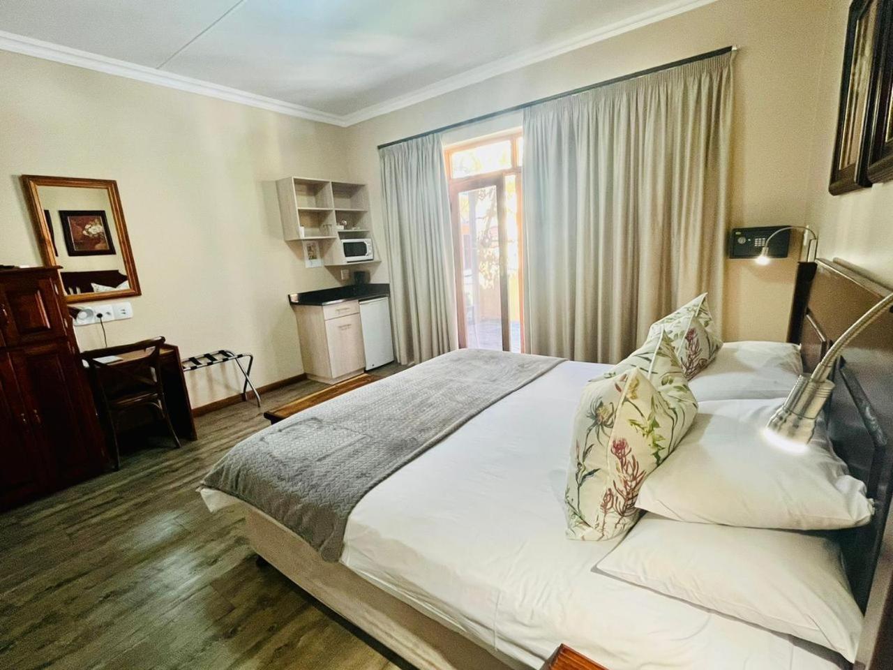 17 On Bird Guest House Бофорт-Уэст Экстерьер фото