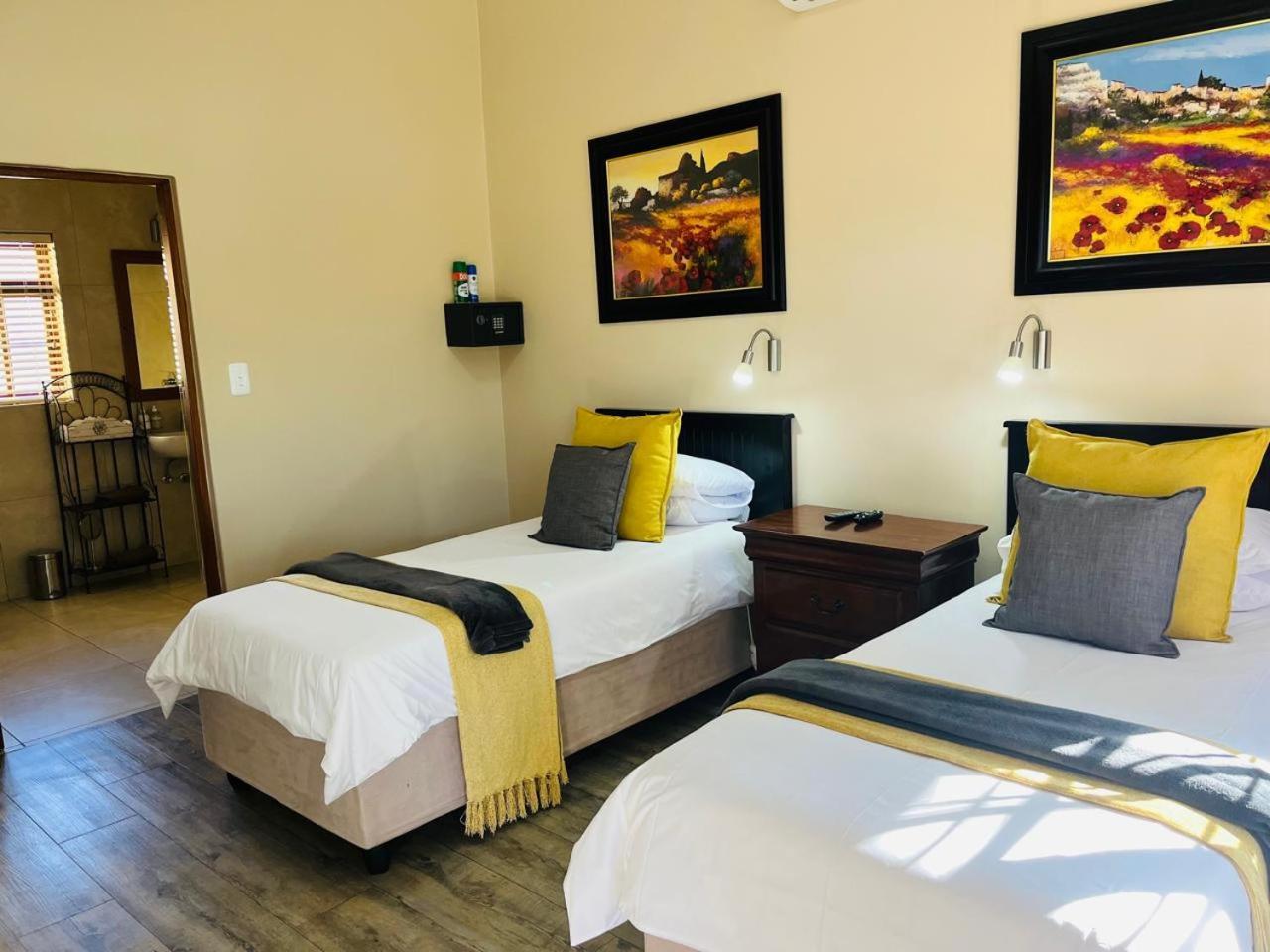 17 On Bird Guest House Бофорт-Уэст Экстерьер фото