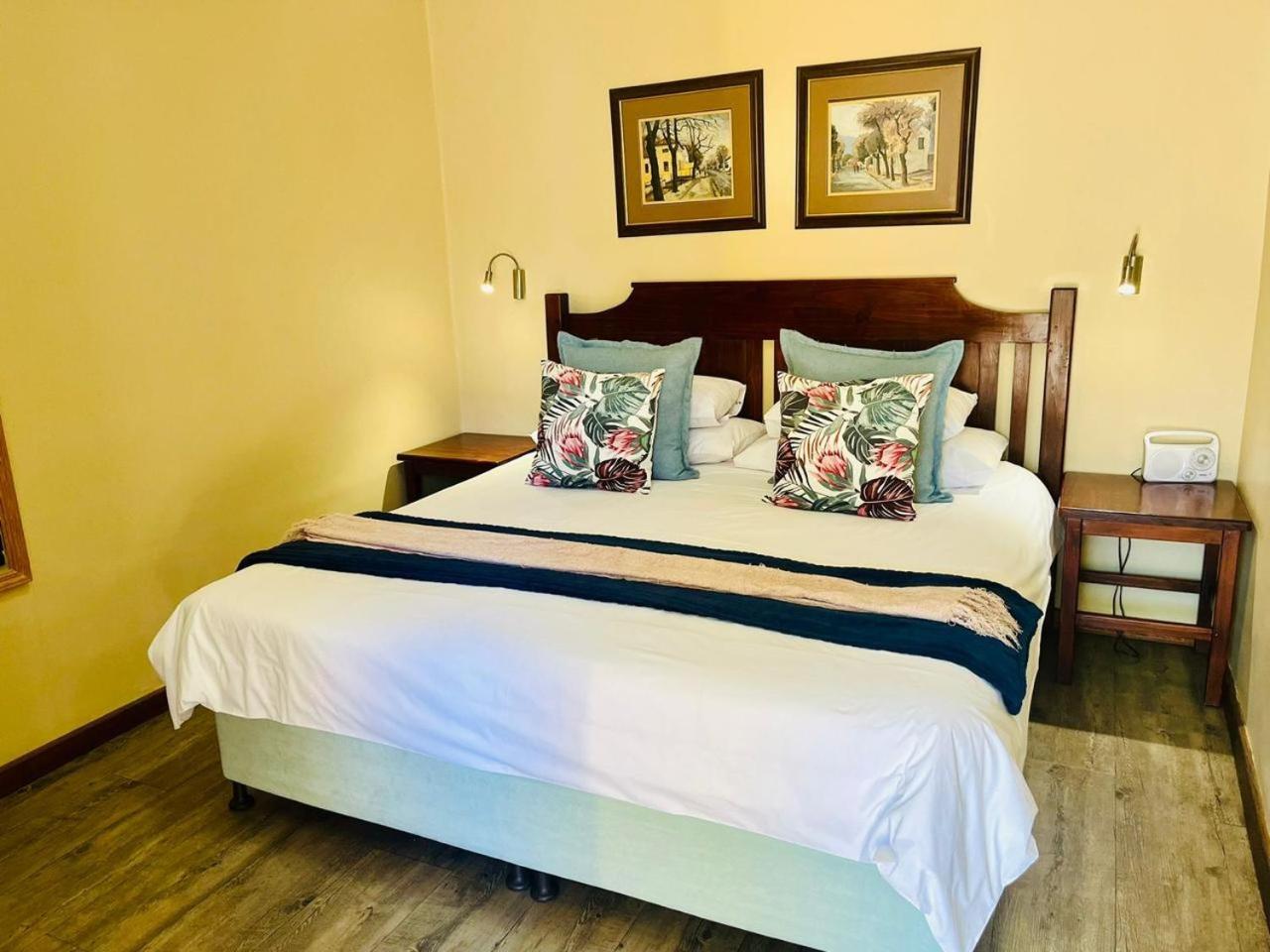 17 On Bird Guest House Бофорт-Уэст Экстерьер фото