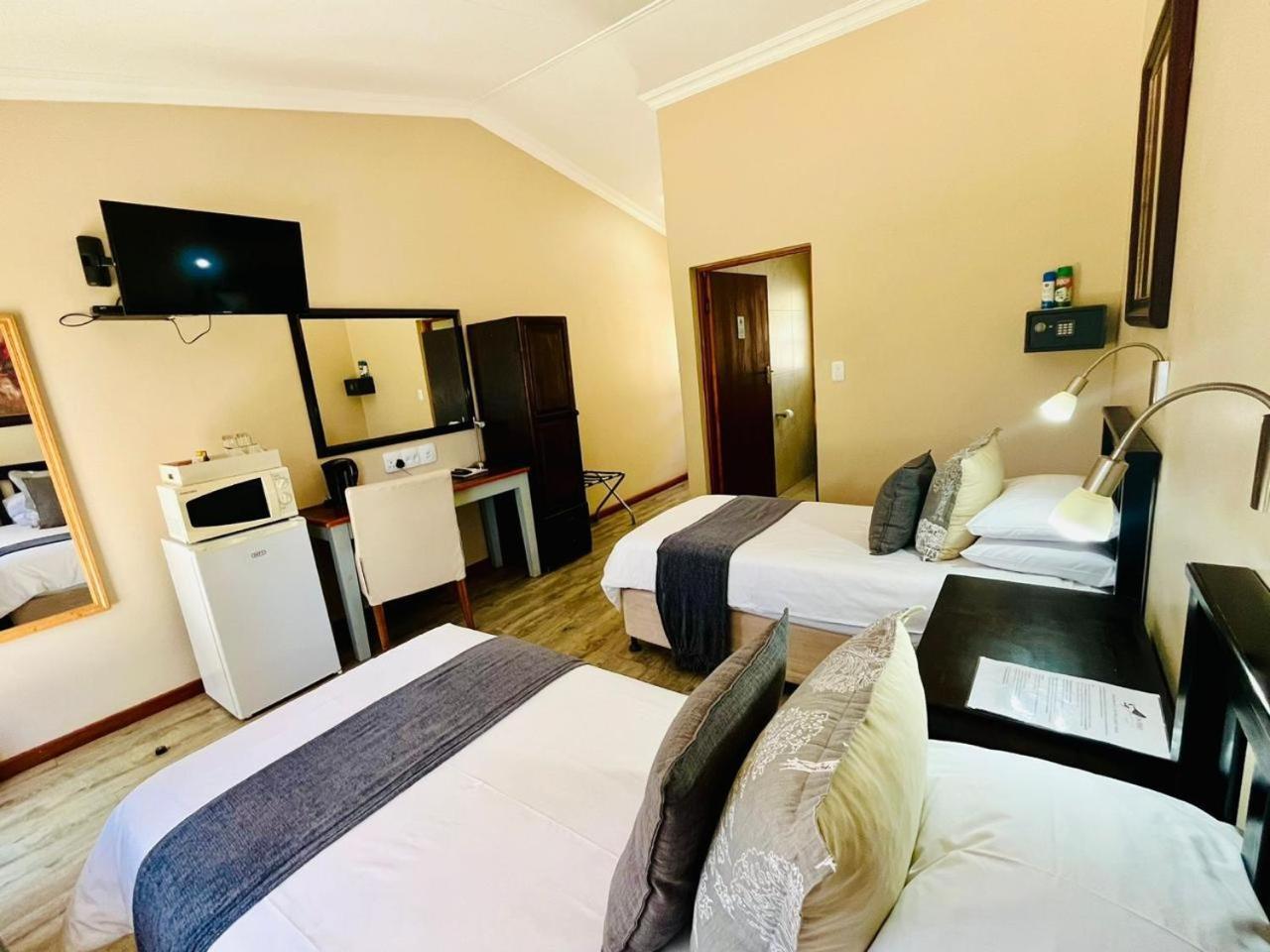 17 On Bird Guest House Бофорт-Уэст Экстерьер фото