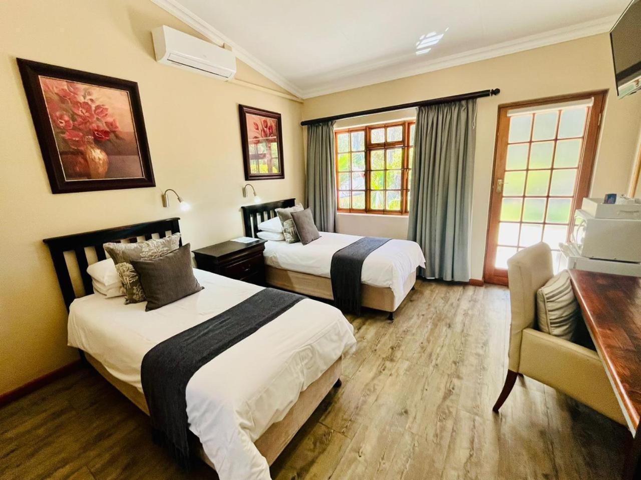 17 On Bird Guest House Бофорт-Уэст Экстерьер фото