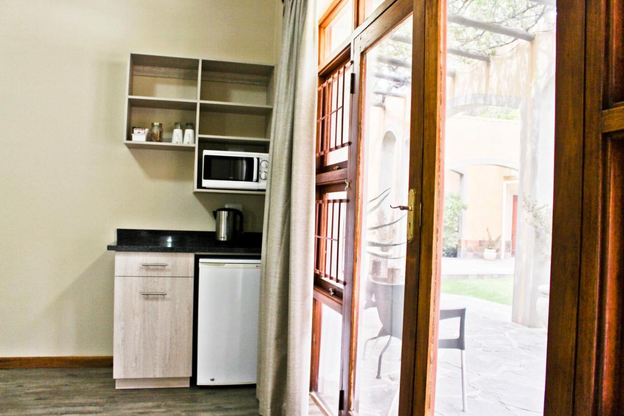 17 On Bird Guest House Бофорт-Уэст Экстерьер фото