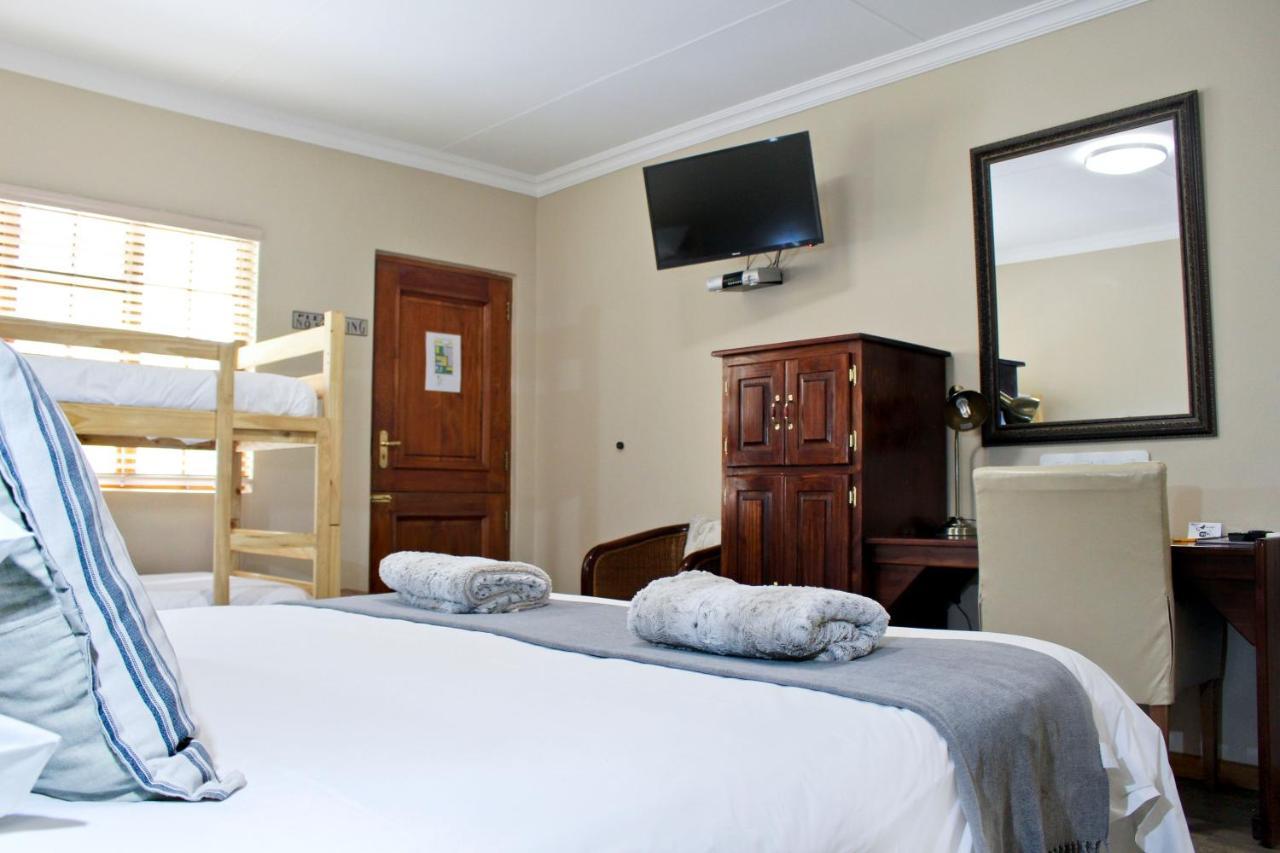 17 On Bird Guest House Бофорт-Уэст Экстерьер фото