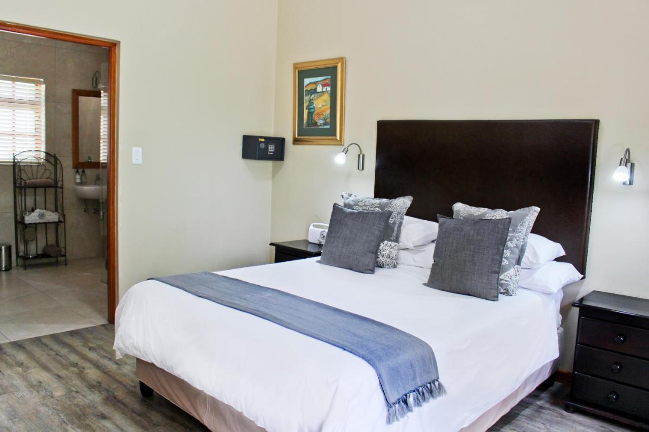 17 On Bird Guest House Бофорт-Уэст Экстерьер фото