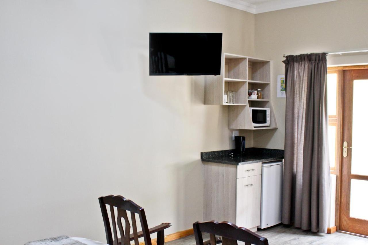 17 On Bird Guest House Бофорт-Уэст Экстерьер фото