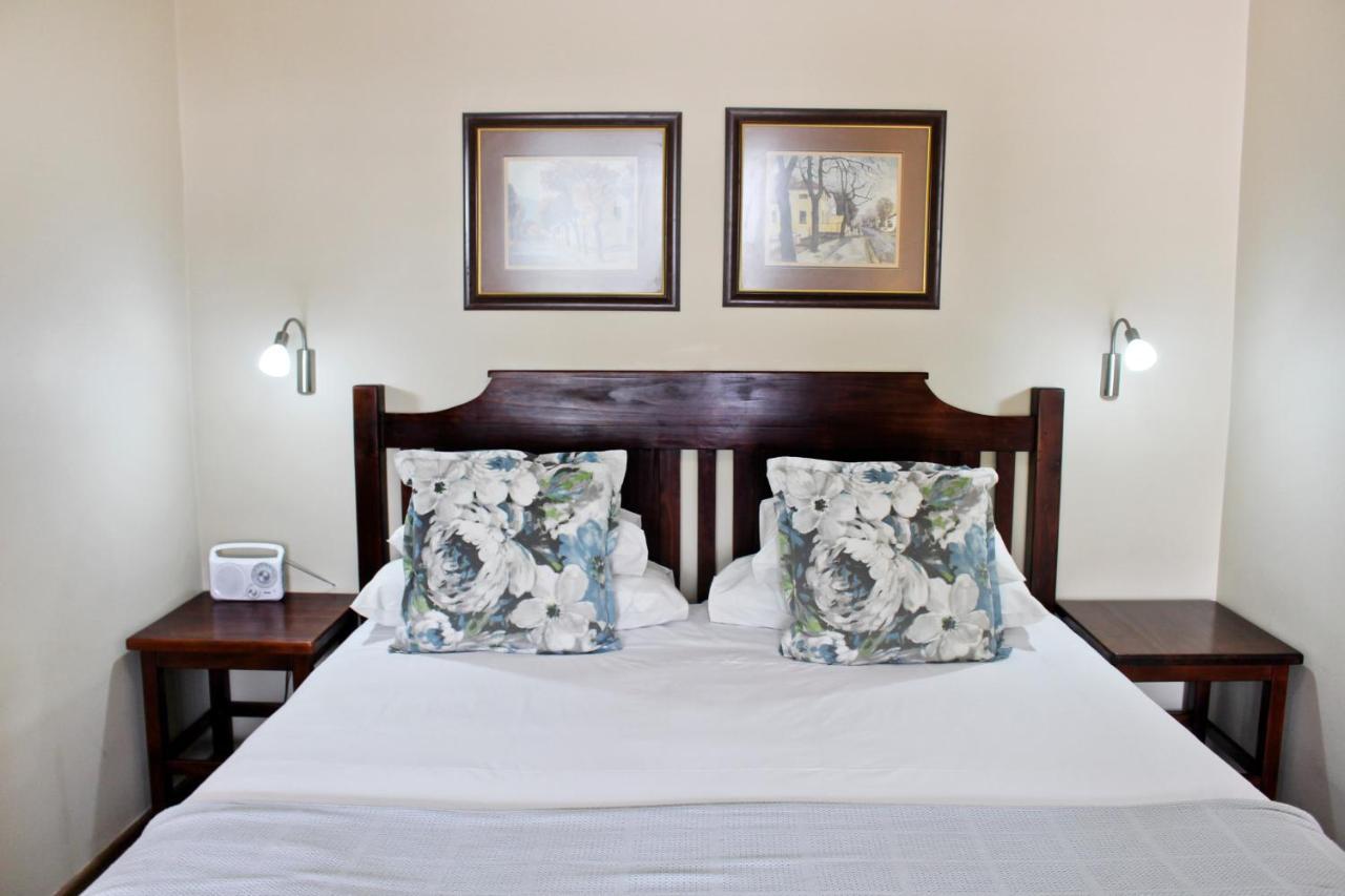 17 On Bird Guest House Бофорт-Уэст Экстерьер фото