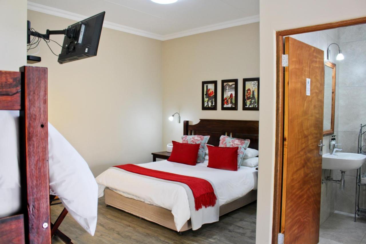 17 On Bird Guest House Бофорт-Уэст Экстерьер фото