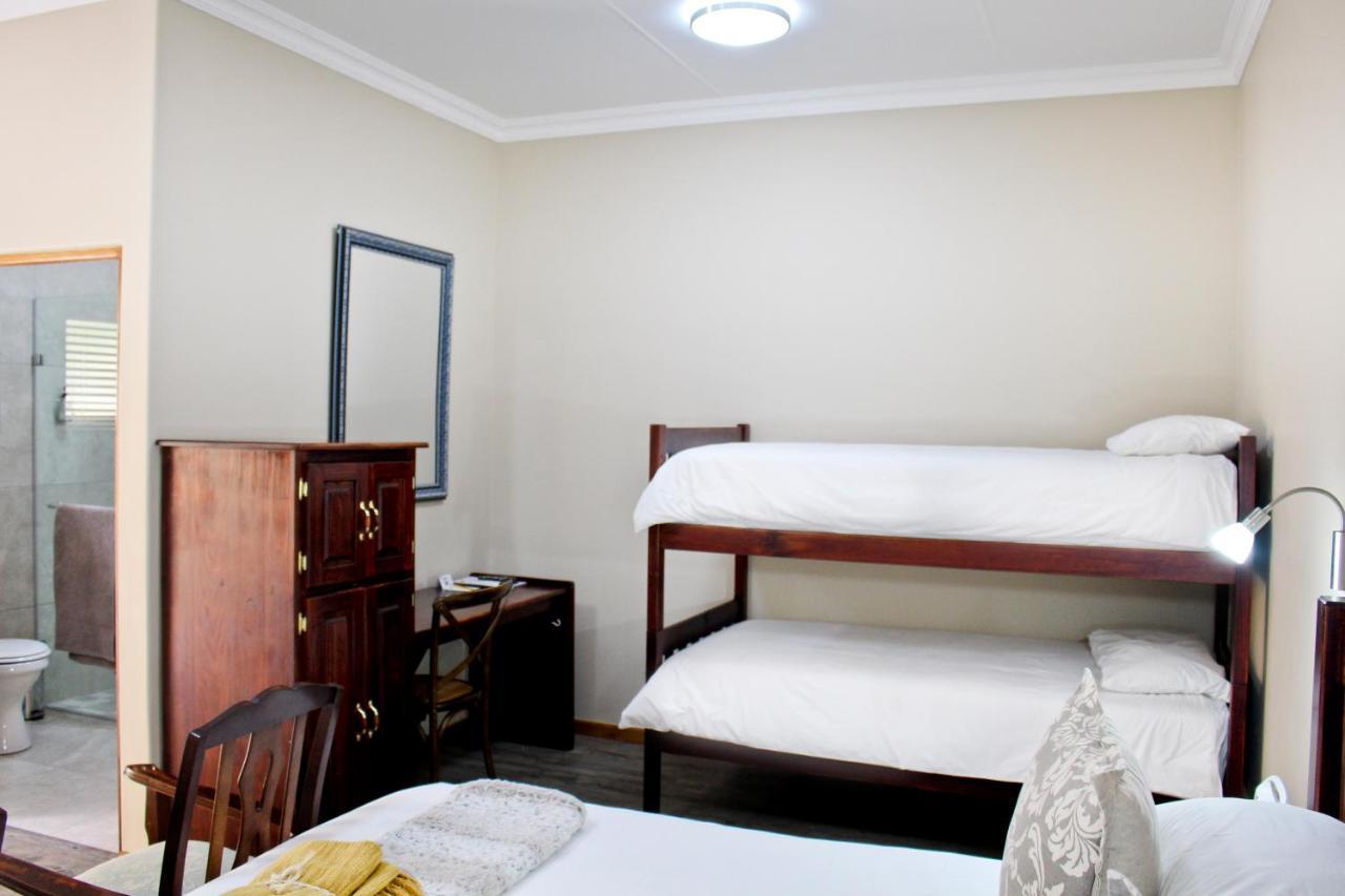 17 On Bird Guest House Бофорт-Уэст Экстерьер фото