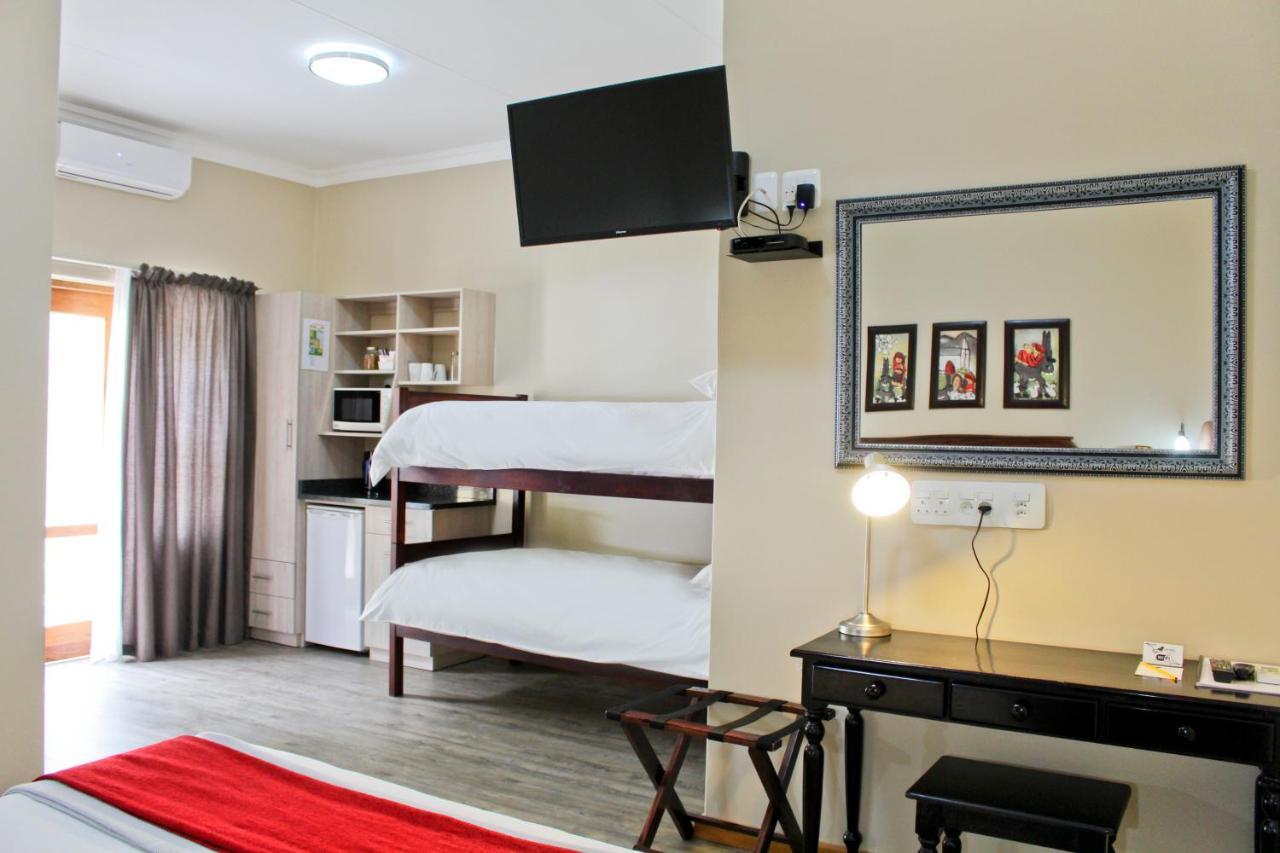 17 On Bird Guest House Бофорт-Уэст Экстерьер фото