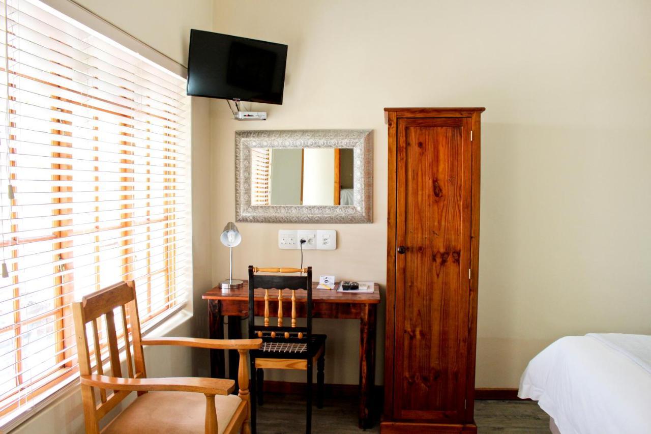 17 On Bird Guest House Бофорт-Уэст Экстерьер фото