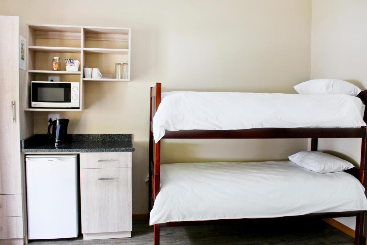 17 On Bird Guest House Бофорт-Уэст Экстерьер фото