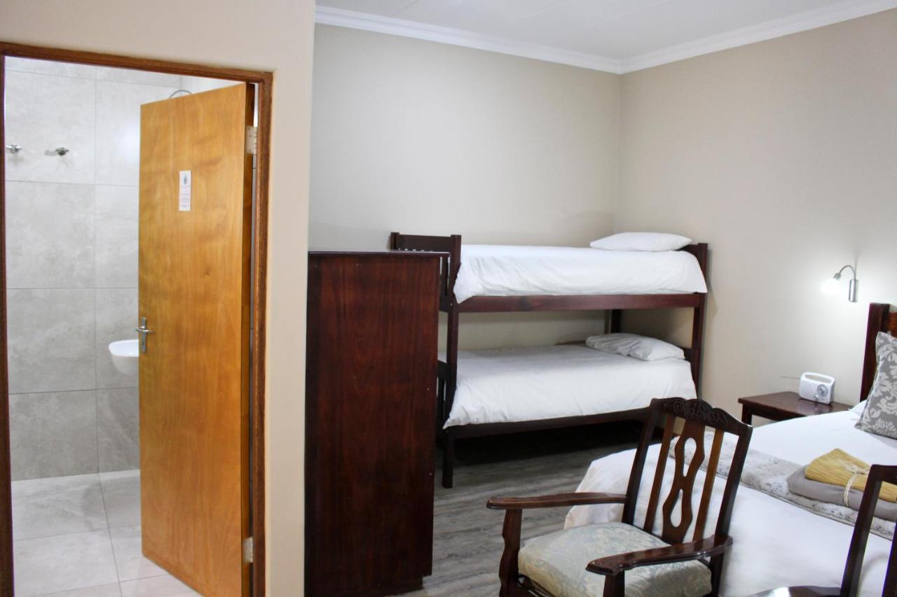 17 On Bird Guest House Бофорт-Уэст Экстерьер фото